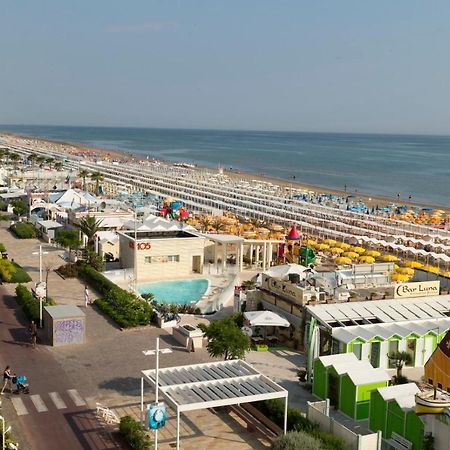 Hotel Astra Riccione Kültér fotó