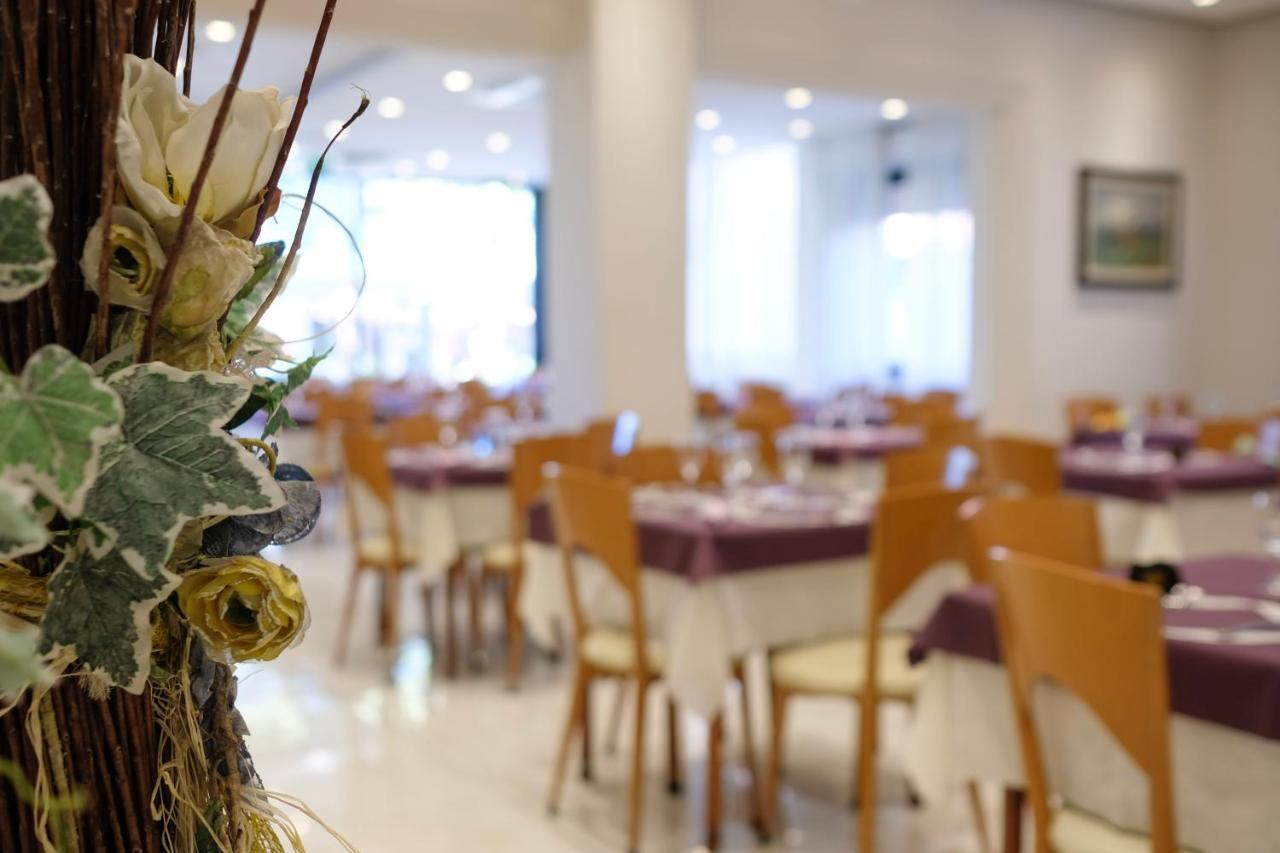 Hotel Astra Riccione Kültér fotó