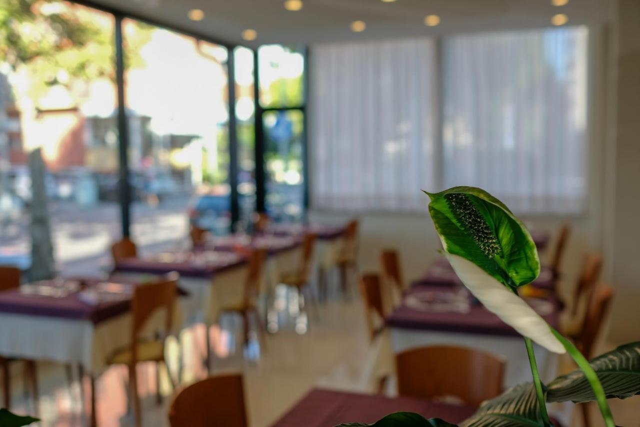 Hotel Astra Riccione Kültér fotó