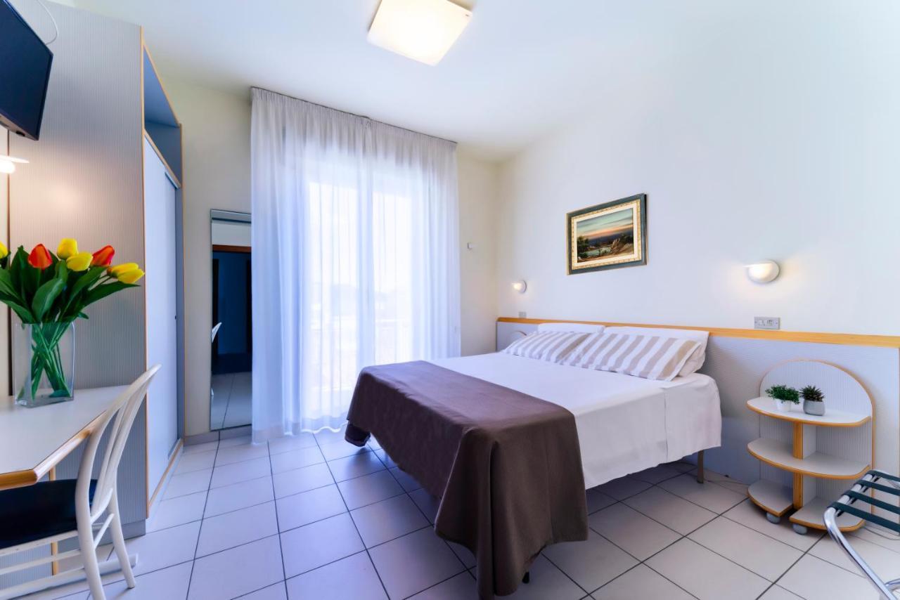 Hotel Astra Riccione Kültér fotó
