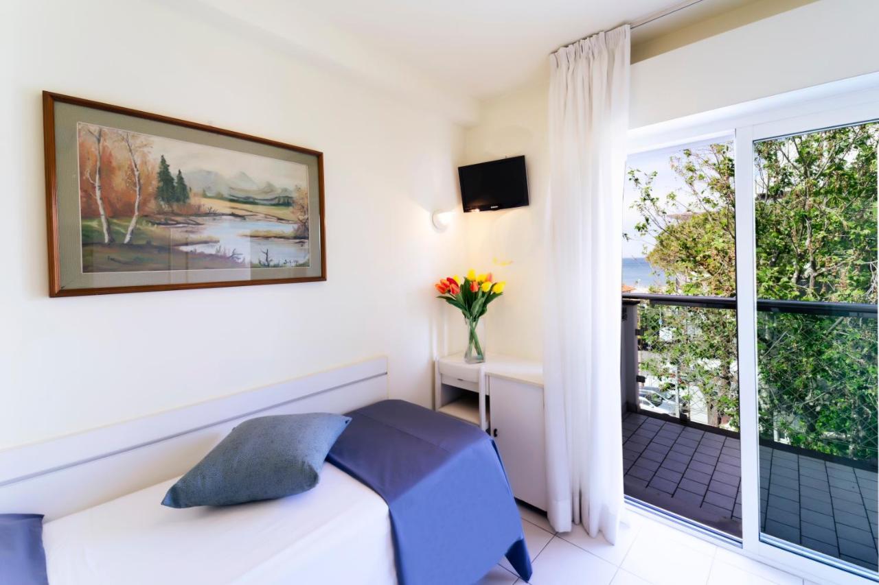 Hotel Astra Riccione Kültér fotó