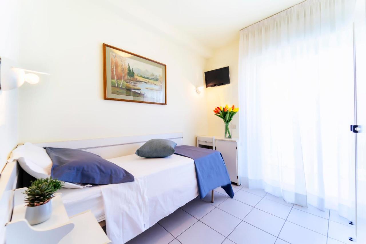 Hotel Astra Riccione Kültér fotó