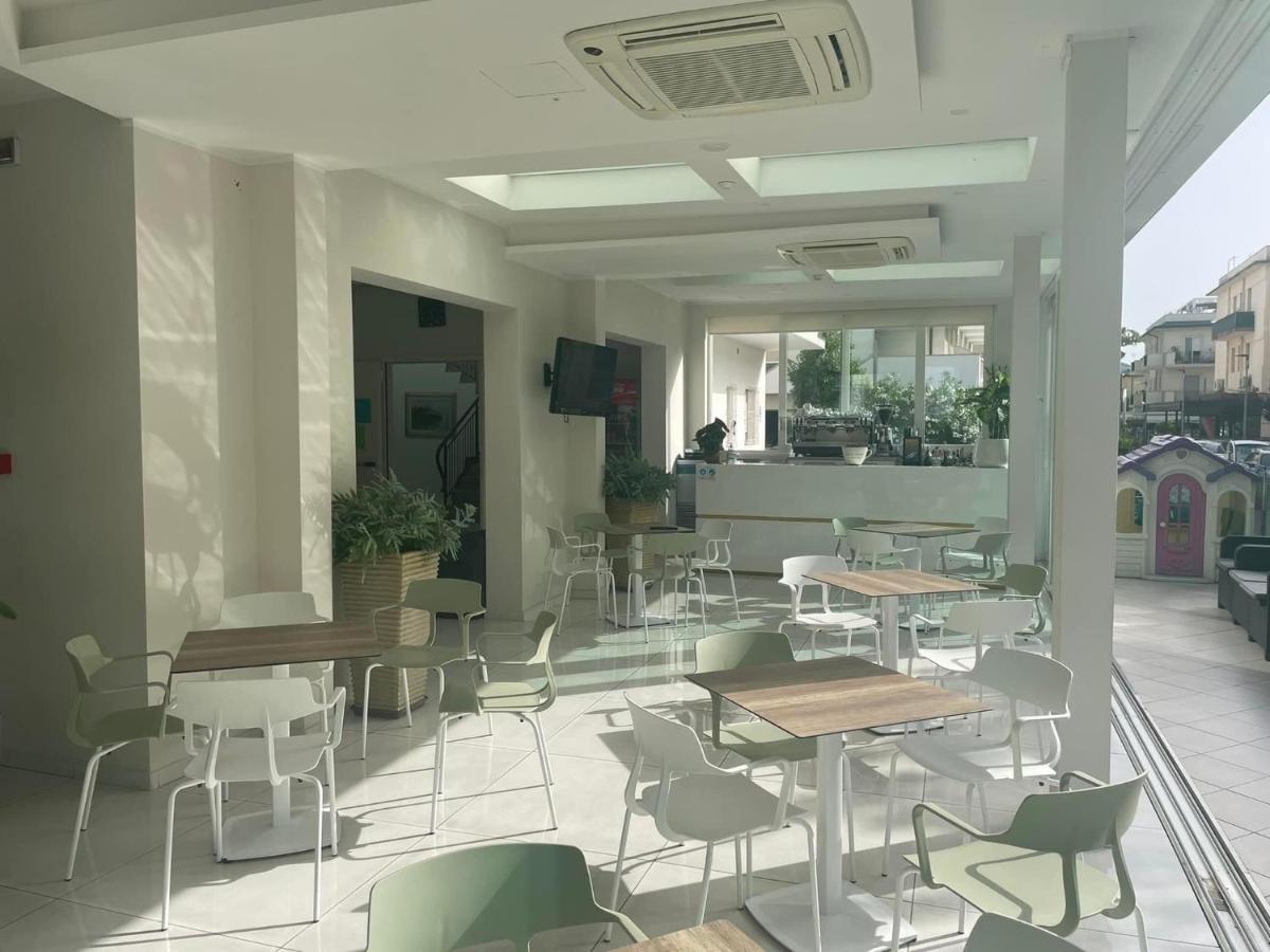 Hotel Astra Riccione Kültér fotó