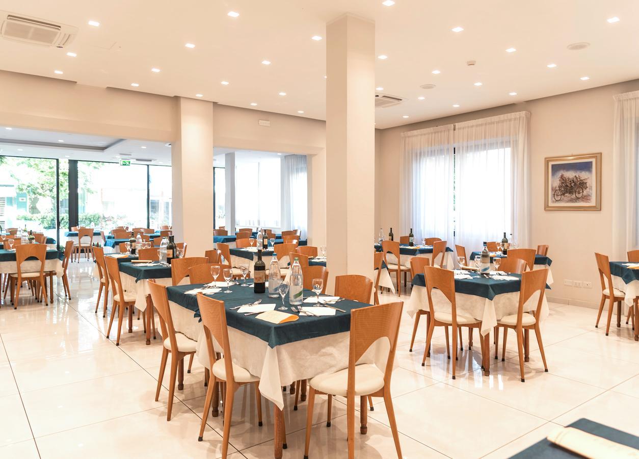 Hotel Astra Riccione Kültér fotó