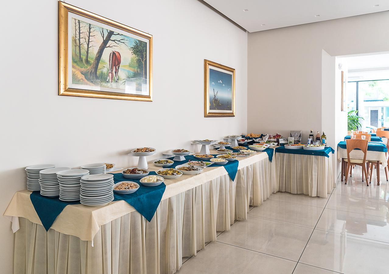 Hotel Astra Riccione Kültér fotó