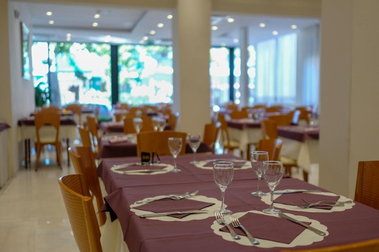 Hotel Astra Riccione Kültér fotó